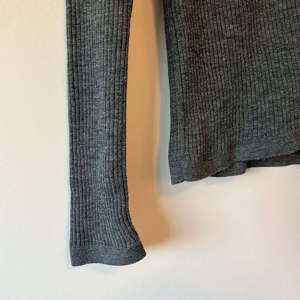 Uniqlo long sleeve sweater - Picture 7 of 11
